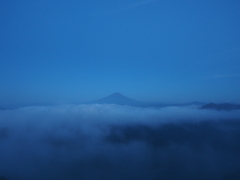 夜明け前の富士山