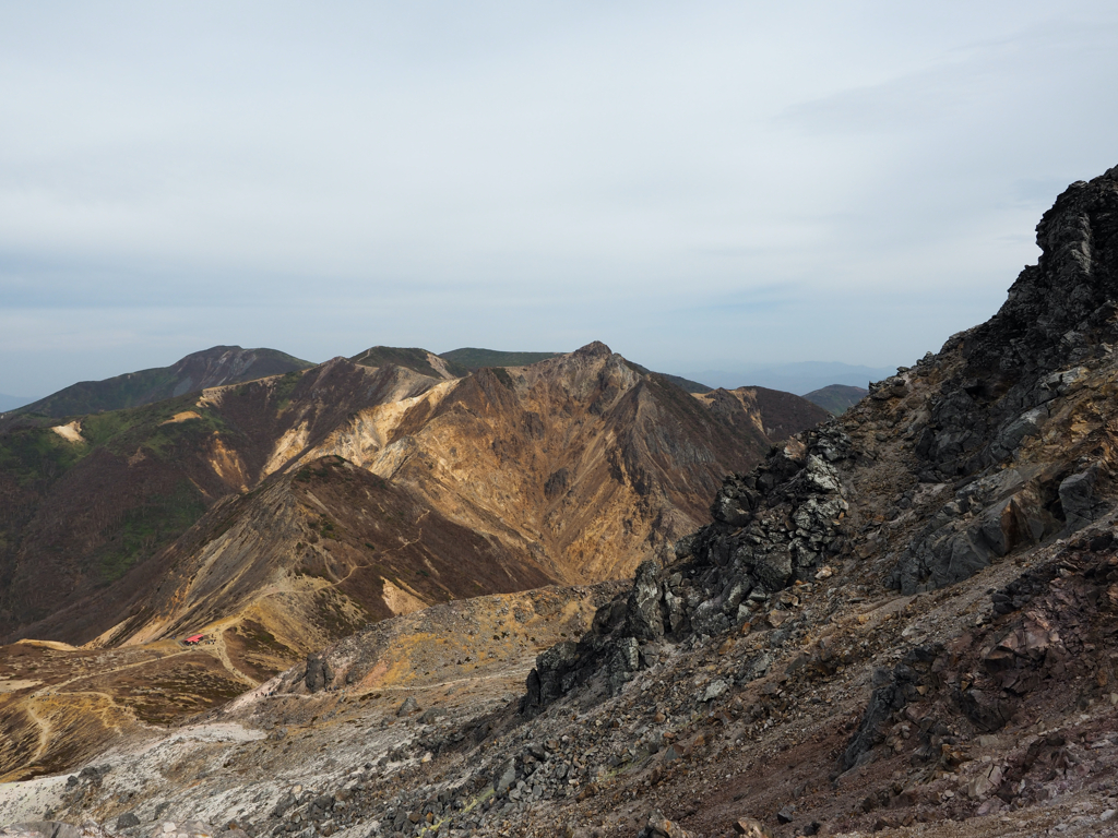 茶臼岳から望む朝日岳