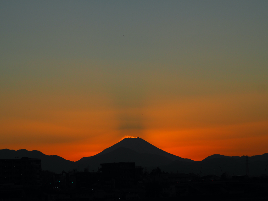 薄明光線を生む富士山