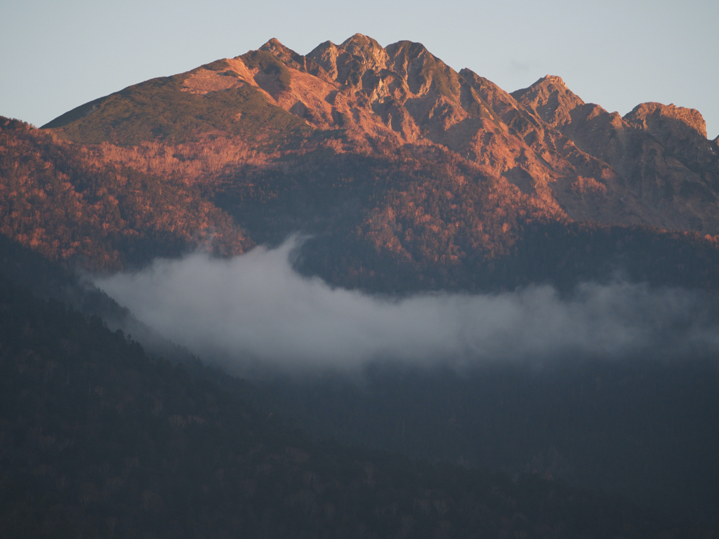 朝陽を浴びる西穂高岳