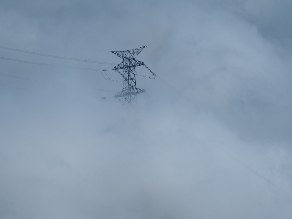 雲に包まれる高圧鉄塔