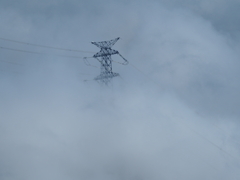 雲に包まれる高圧鉄塔