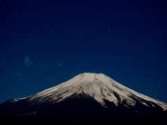 満月に照らされる真夜中の富士山