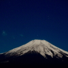 満月に照らされる真夜中の富士山
