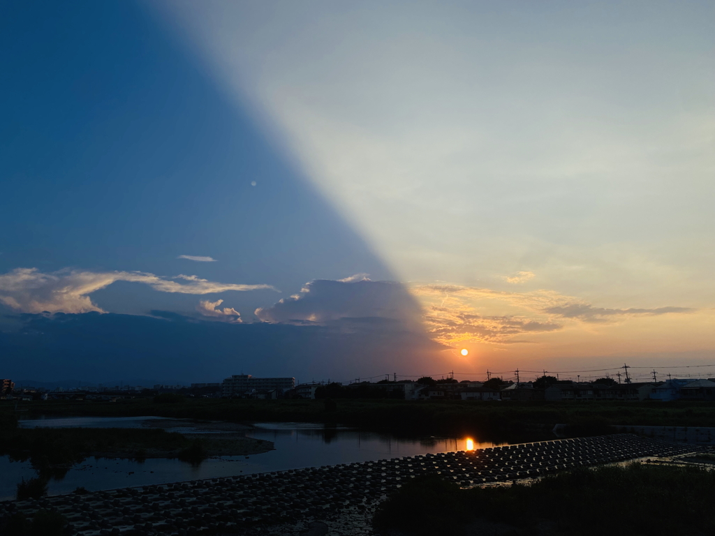 空を二分する薄明光線