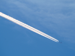 青空に飛行機雲