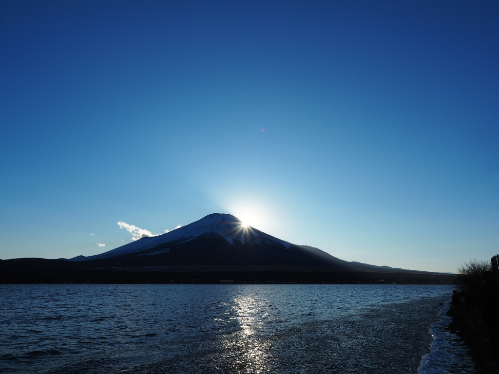 山中湖でダイヤモンド富士