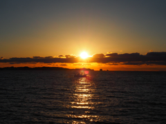 夕日と漁船