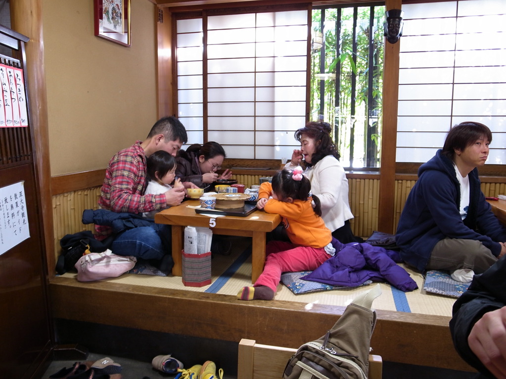 そばにがっつく家族。