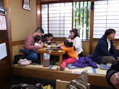 そばにがっつく家族。