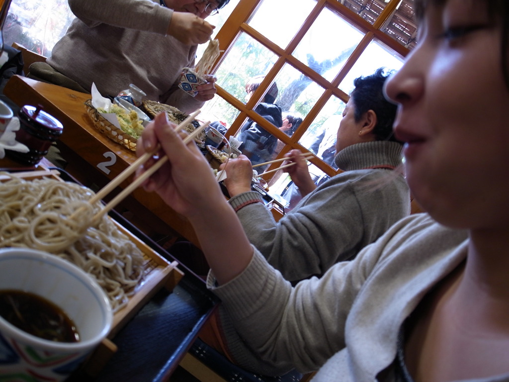 【多聞】の多聞そば。ガーヒラ欲張りすぎっ