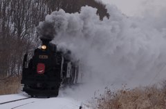 雪を巻き上げて