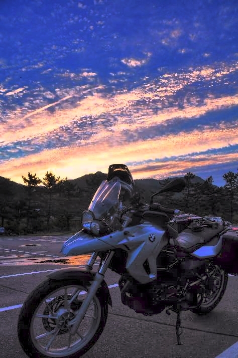夜明けのバイク