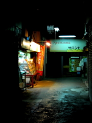 暗がりの市場。