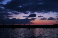漁港の夜明けまえ