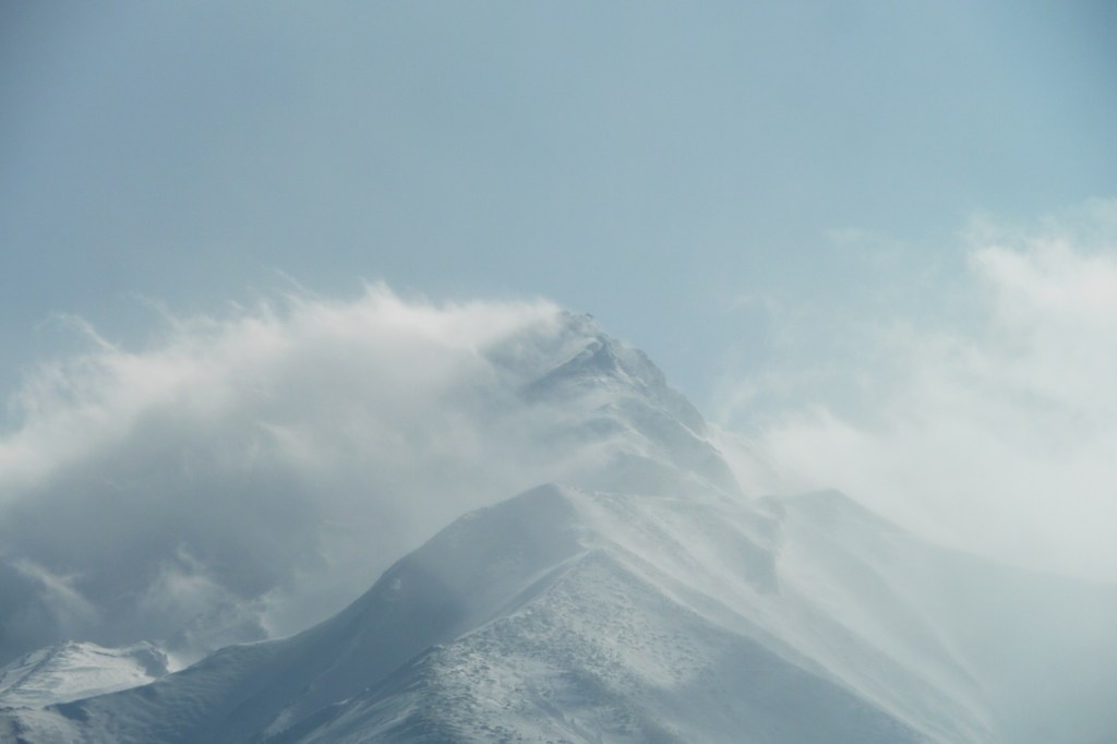 利尻山、雲を蹴散らす。