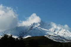 流れる雲を纏って。