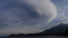 海抜ゼロから見上げる空に。