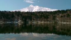 神秘の沼に映る、利尻山