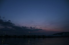 夜明けを待つ漁港