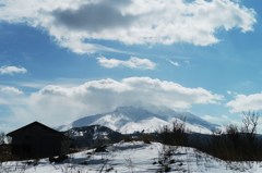 山頂見えずとも、この存在感・・・利尻山