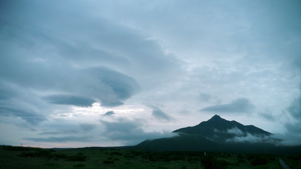 乱雲と利尻山