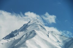 その山肌に。