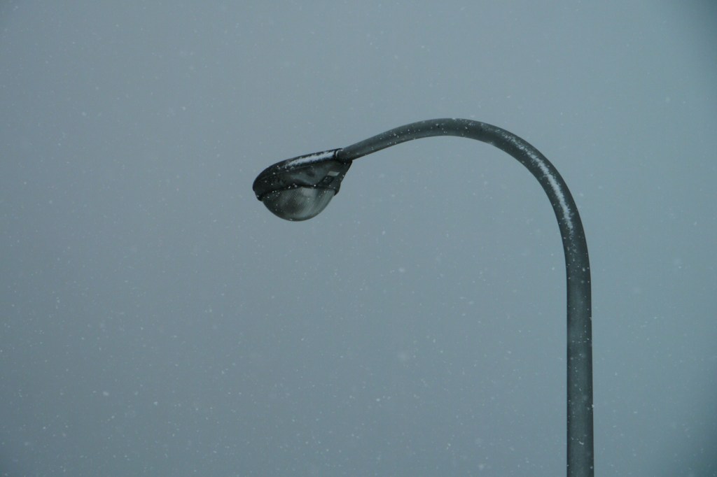 港の街燈に降る雪