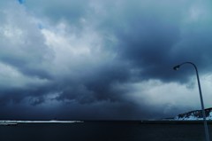 雪は止み、海はその色を深くする。その時空は・・・
