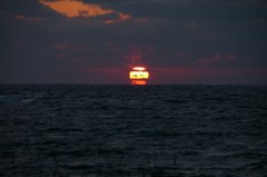 水平線に沈む。