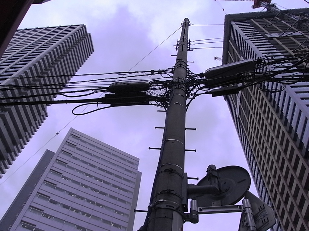 池袋　超高層ビルと電柱