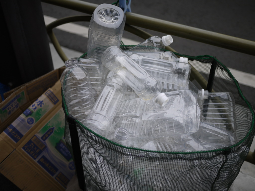 資源ゴミ　ペットボトル