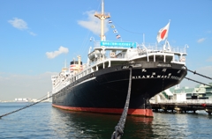 晴天に氷川丸