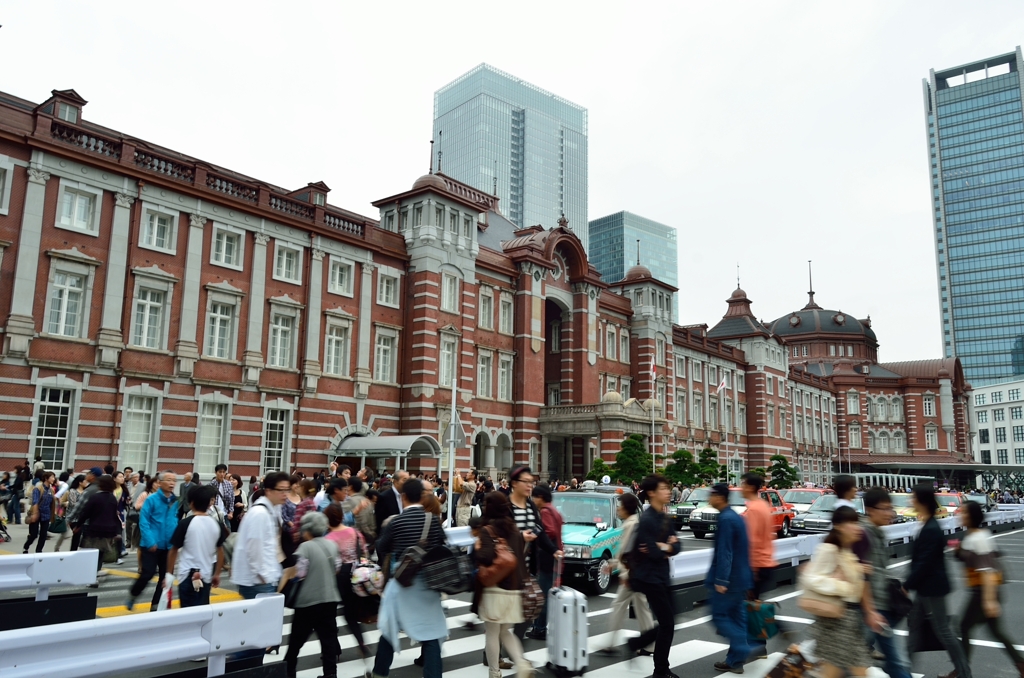 東京駅　人　タクシー