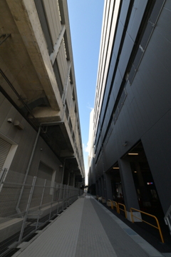 街中の谷間