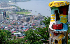 トーテムポールの見る湖