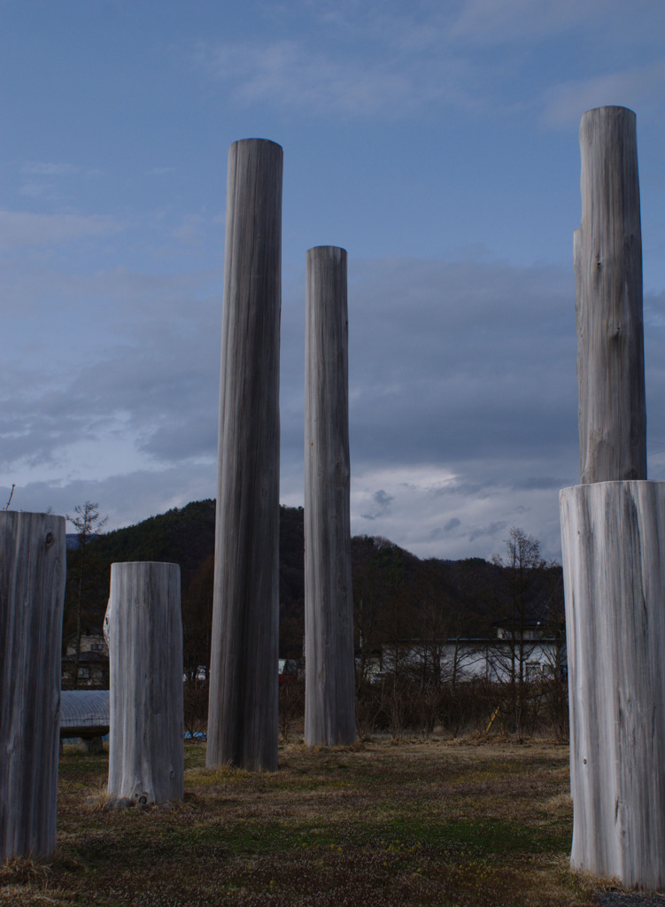 重要文化財　仮面の土偶居住あと