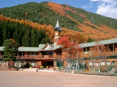 紅葉の中の学校