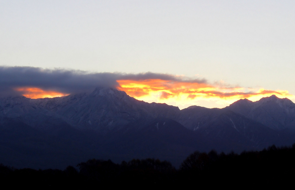 光る山