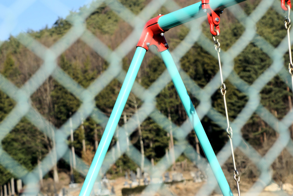 誰もいない冬のブランコ