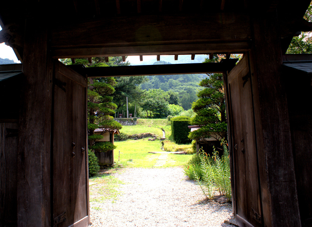 門の中は夏