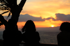 江ノ島の夕日とカップルのシルエット