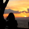 江ノ島の夕日とカップルのシルエット