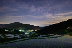 棚田から星空を望む