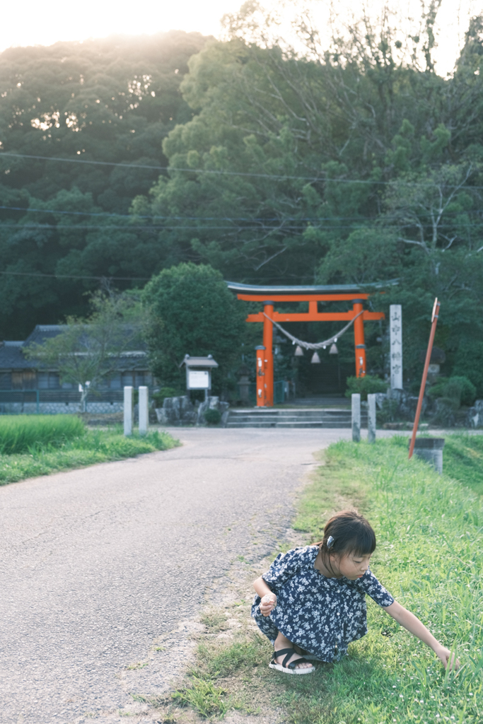 神社前にて