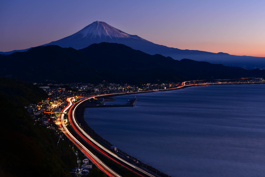 夜明けの富士と光跡