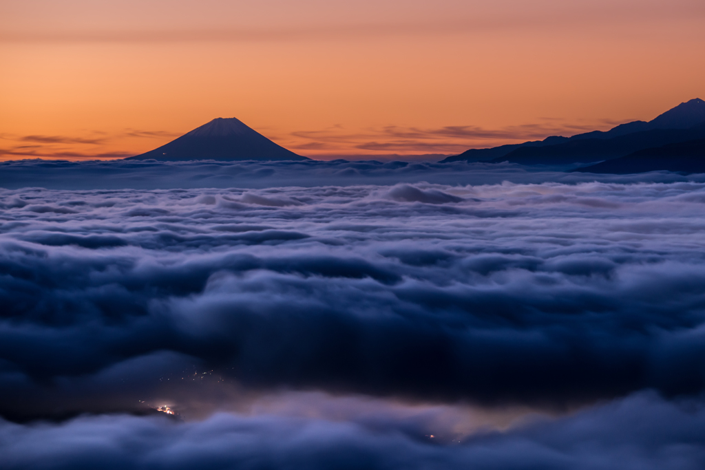 雲海の向こうに