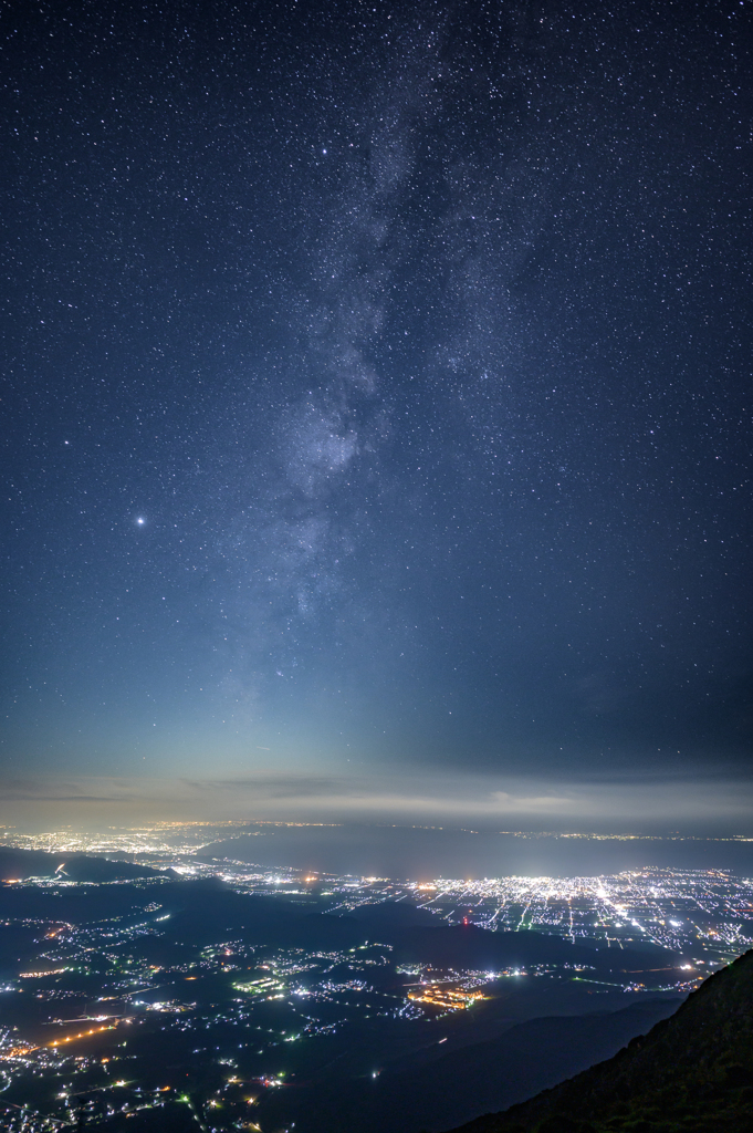 山頂からの夜景と星空
