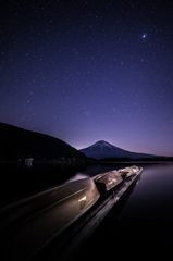 夜更けの湖畔から