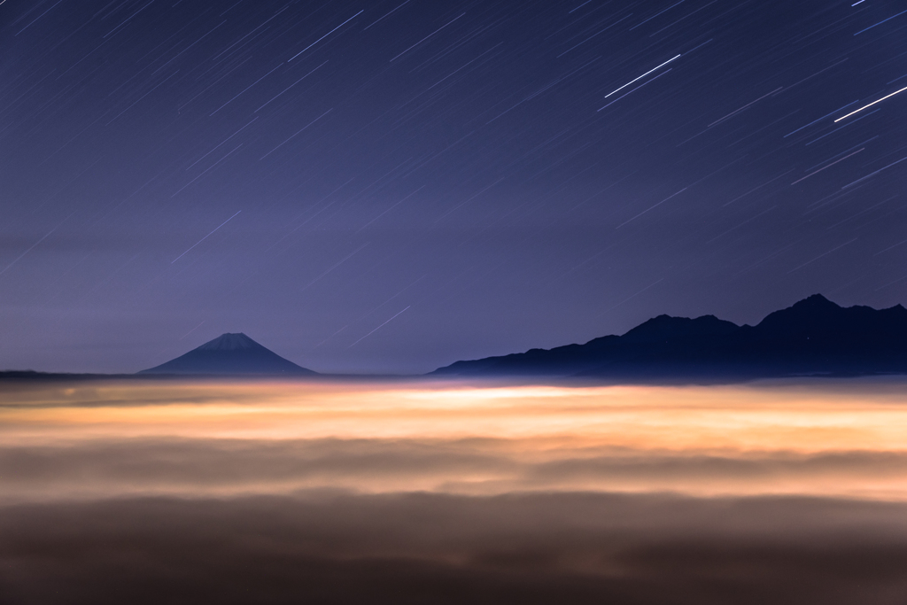 光溢れる雲海と注ぐ星
